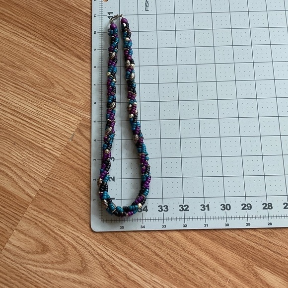 2 vintage bead necklaces. 2 different lengths, 2 main colours, purple. - Picture 7 of 8